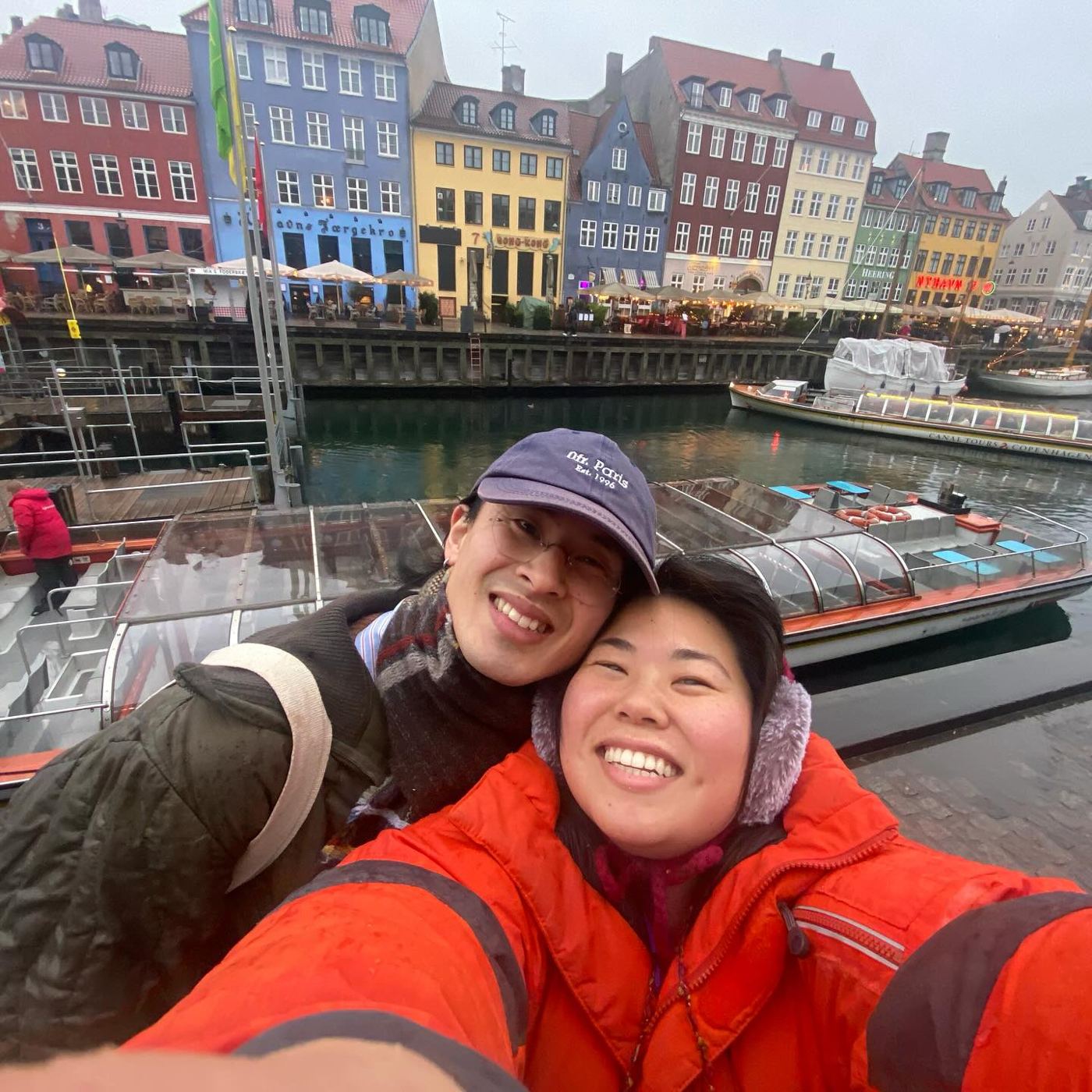 Ryo and Maria taking a selfie in front of the colourful houses of Nyhavn